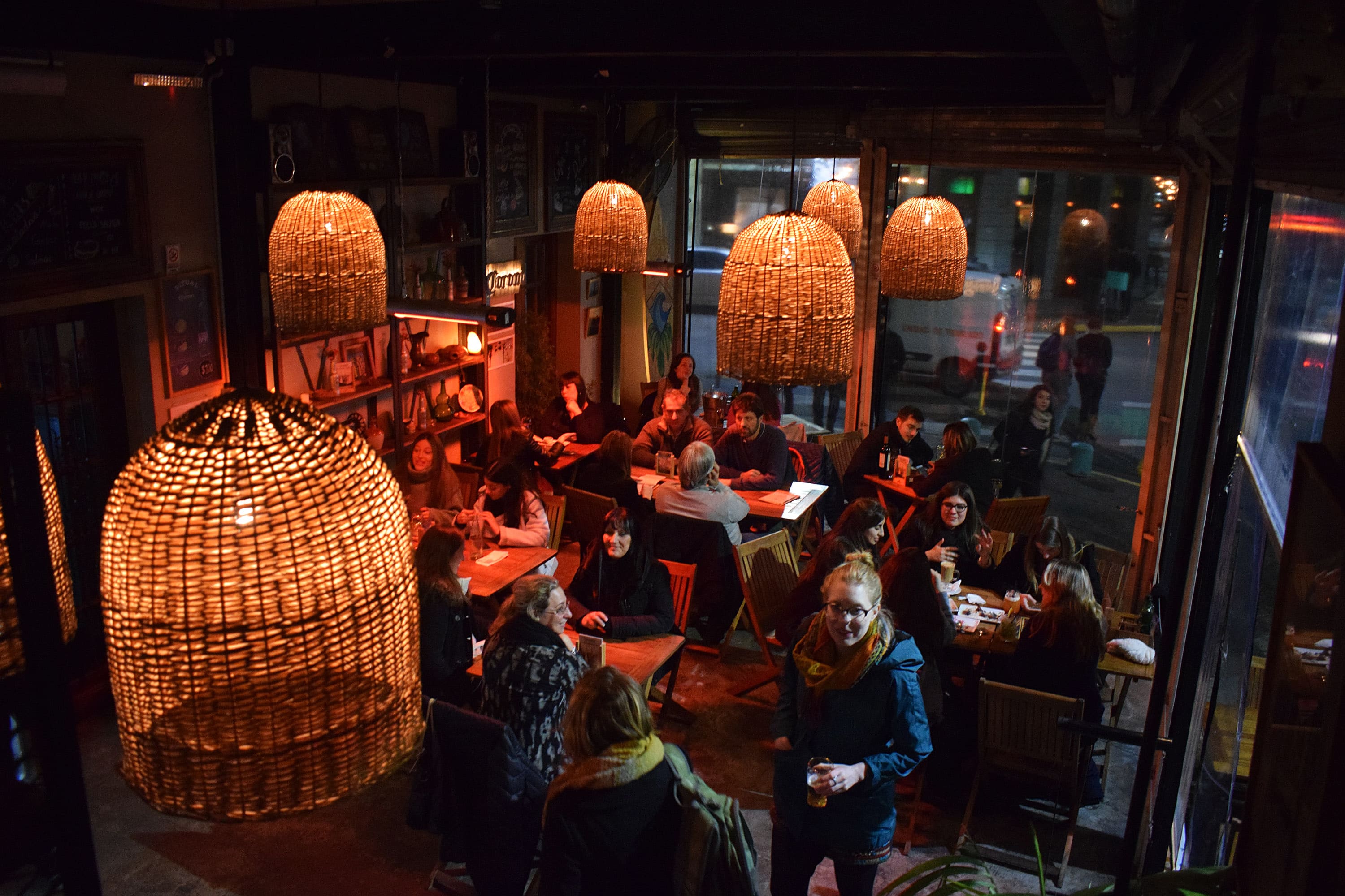 Detalle de mobiliario y iluminación